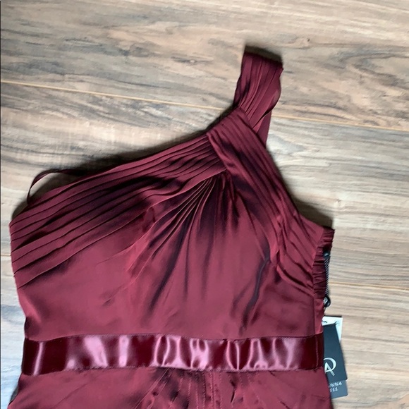 Gown - Picture 2 of 6